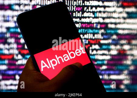 Indien. 01. August 2022. In dieser Abbildung wird ein Alphabet-Logo auf einem Smartphone angezeigt. Kredit: SOPA Images Limited/Alamy Live Nachrichten Stockfoto