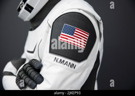 Houston, Vereinigte Staaten. 13.. Juni 2022. Ein Start- und Einstiegssanzug von SpaceX trägt eine amerikanische Flagge und den Namen der NASA-Astronautin Nicole Mann, die als Kommandantin der NASA-Mission SpaceX Crew-5 zur Internationalen Raumstation dienen wird. Die Mission SpaceX Crew-5 soll nicht vor dem 29. September 2022 starten. NASAs Quelle: NASA via CNP/dpa/Alamy Live News Stockfoto