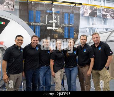 Houston, Vereinigte Staaten. 13.. Mai 2022. Crew-Mitglieder der Expedition 68 trainieren vor ihrer Mission auf der Internationalen Raumstation für Notfallszenarien in der Weltraumfahrzeug-Mockup-Einrichtung im Johnson Space Center der NASA in Houston, Texas. Zu den fotografierten Personen gehören: Koichi Wakata, Nicole Mann, Anna Kikina, Josh Cassada, Sergey Prokopyev, Dmitri Petelin und Frank Rubio. Die Mission SpaceX Crew-5 soll nicht vor dem 29. September 2022 starten. NASAs Obligatorische Gutschrift: James Blair/NASA über CNP/dpa/Alamy Live News Stockfoto