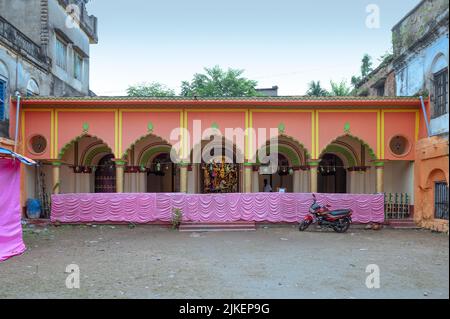 Howrah, Indien -26.. Oktober 2020 : Göttin Durga, die im alten Alter verehrt wird, dekoriert zu Hause. Durga Puja Pandal, größtes Fest des Hinduismus. Stockfoto