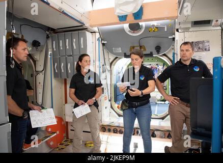 Houston, Vereinigte Staaten. 13.. Mai 2022. Astronauten und Kosmonauten der Expedition 68, darunter Nicole Mann und Anna Kikina, trainieren für ihre bevorstehende Mission auf der Internationalen Raumstation in einem Modell, das das echte Orbiting-Labor im Johnson Space Center der NASA in Houston, Texas, modelliert. Die Mission SpaceX Crew-5 soll nicht vor dem 29. September 2022 starten. NASAs Obligatorische Gutschrift: James Blair/NASA über CNP/dpa/Alamy Live News Stockfoto