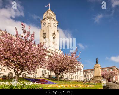 24. April 2022: Barnsley, South Yorkshire - Barnsley Town Hall an einem schönen Frühlingstag, mit blauem Himmel und blühenden Gärten. Stockfoto