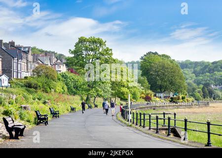 17. Mai 2022: Grange-over-Sands, Cumbria, Großbritannien - Menschen gehen auf der wunderschönen Promenade spazieren und laufen, ein einfacher Tag außerhalb des Lake District. Stockfoto