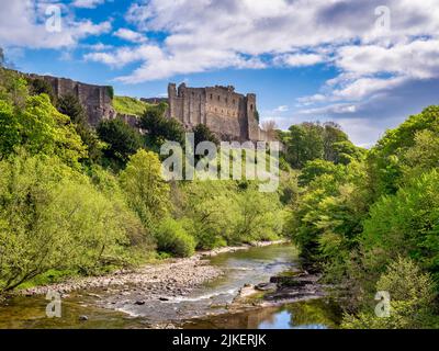 10. Mai 2022: Richmond, North Yorkshire, Großbritannien - The River Swale und Richmond Castle im Frühling. Stockfoto