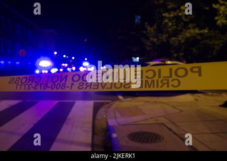 Washington, DC, 01. August 2022, die Polizei tape Absperrungen von einem Tatort, an dem eine Person bei einem Massenschuss im Kingman Park-Viertel im Nordosten von Washington getötet und sechs weitere verletzt wurden. Quelle: Philip Yabut/Alamy Live News Stockfoto