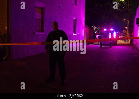 Washington, DC, 01. August 2022, Ein DC-Polizeibeamter steht Wache nach einem Massenschuss im Stadtteil Kingman Park, bei dem ein Todesopfer und sechs Verletzte zu beklagen waren. Quelle: Philip Yabut/Alamy Live News Stockfoto