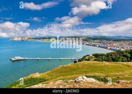 Llandudno, der Pier und die kleine Orme, von der Großen Orme im Sommer. Der beliebte Badeort, der zweitbeliebteste in Großbritannien, wurde im Jahr 19. n. chr. erbaut Stockfoto