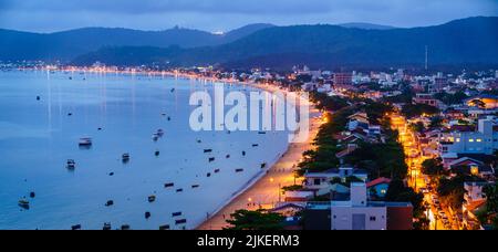 Nachtansicht von Praia do Canto Grande in Bombinhas, Brasilien Stockfoto