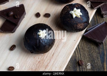Kartoffelkuchen mit Rum aus Schokolade, ein traditionelles osteuropäisches Gericht mit Kakao und Butter, genannt Kartoffel Stockfoto