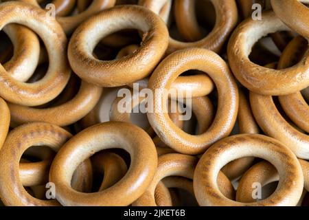 Eine große Menge an traditionellen Snacks rund Cracknel, traditionelle russische gekochte Brot Produkt mit geringer Luftfeuchtigkeit -rund Cracknel Stockfoto