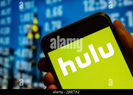 China. 25.. Juli 2022. In dieser Abbildung wird das Hulu-Logo des amerikanischen globalen On-Demand-Anbieters von Internet-Streaming-Medien auf einem Smartphone-Bildschirm angezeigt. Kredit: SOPA Images Limited/Alamy Live Nachrichten Stockfoto