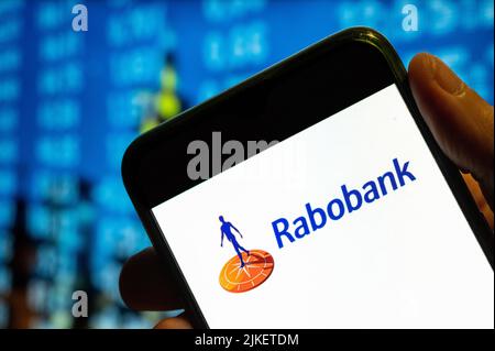 China. 25.. Juli 2022. In dieser Abbildung wird das Logo des niederländischen multinationalen Banken- und Finanzdienstleisters Rabobank auf einem Smartphone-Bildschirm angezeigt. (Foto von Budrul Chukrut/SOPA Images/Sipa USA) Quelle: SIPA USA/Alamy Live News Stockfoto