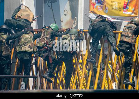 Am 9. Juli 2022 Schlossen Sich Eine große Anzahl von Menschen dem Protest an, der den gegenwärtigen Präsidenten von Sri Lanka, Gotabhaya Rajapaksha, zum Rücktritt forderte. Stockfoto