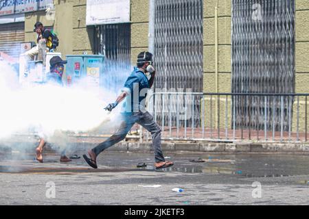 Am 9. Juli 2022 Schlossen Sich Eine große Anzahl von Menschen dem Protest an, der den gegenwärtigen Präsidenten von Sri Lanka, Gotabhaya Rajapaksha, zum Rücktritt forderte. Stockfoto