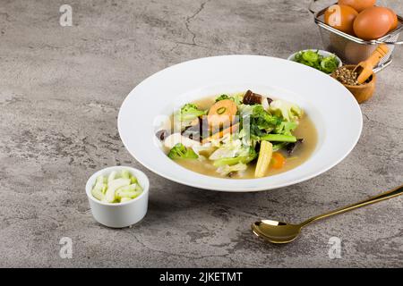 Gemüse Rührbraten oder indonesischer Capcay ist indo chinesisches Fusionsessen auf weißem Teller Stockfoto