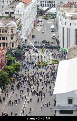 Am 9. Juli 2022 Schlossen Sich Eine große Anzahl von Menschen dem Protest an, der den gegenwärtigen Präsidenten von Sri Lanka, Gotabhaya Rajapaksha, zum Rücktritt forderte. Stockfoto