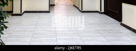 Heller Fliesenboden, moderne Architektur. Schulflur, Flur der Hochschule oder Universität. Stockfoto