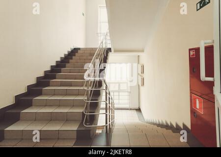 Treppe und Flur, zeitgenössische Architektur. Schulflur, Flur der Hochschule oder Universität. Stockfoto