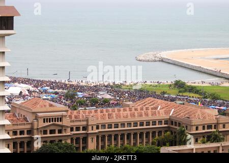 Am 9. Juli 2022 Schlossen Sich Eine große Anzahl von Menschen dem Protest an, der den gegenwärtigen Präsidenten von Sri Lanka, Gotabhaya Rajapaksha, zum Rücktritt forderte. Stockfoto