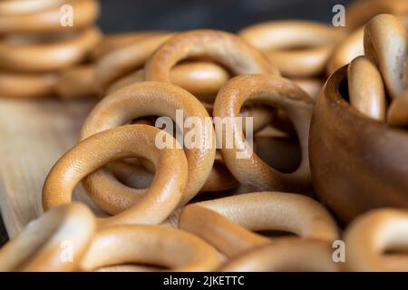 Eine große Menge an traditionellen Snacks rund Cracknel, traditionelle russische gekochte Brot Produkt mit geringer Luftfeuchtigkeit -rund Cracknel Stockfoto