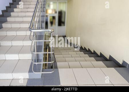 Treppe und Flur, zeitgenössische Architektur. Schulflur, Flur der Hochschule oder Universität. Stockfoto