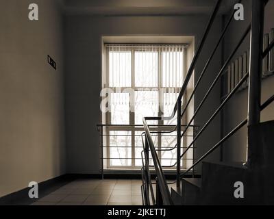 Treppe und Flur, zeitgenössische Architektur. Schulflur, Flur der Hochschule oder Universität. Stockfoto