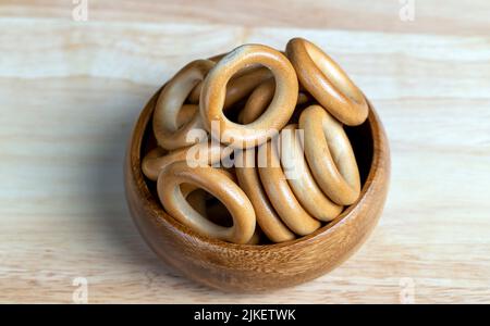 Eine große Menge an traditionellen Snacks rund Cracknel, traditionelle russische gekochte Brot Produkt mit geringer Luftfeuchtigkeit -rund Cracknel Stockfoto