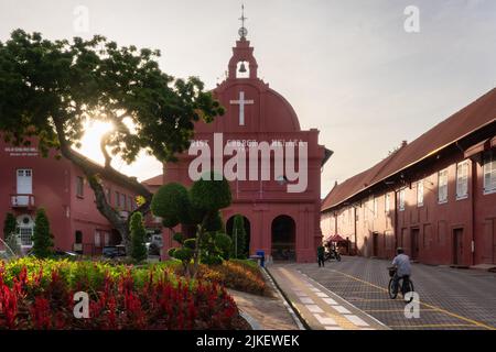 MELAKA, MALAYSIA - 12. Juni 2022: Christuskirche auf dem Niederländischen Platz in Melaka. Melaka ist ein UNESCO-Weltkulturerbe. Stockfoto