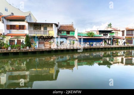 MELAKA, MALAYSIA - 12. Juni 2022: Bunte Häuser am Melaka-Fluss. Die Stadt Melaka ist ein UNESCO-Weltkulturerbe. Stockfoto