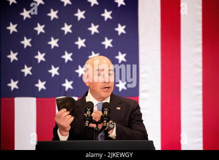 Miami, FL, USA, 1. August 2022. Alejandro Mayorkas, Sekretär des US-Innenministeriums für innere Sicherheit, gibt an der Florida International University in Miami, FL, USA, am 1. August 2022 eine Stellungnahme zur Klimaresilienz ab. Foto von Cristobal Herrera-Ulashkevich/Pool/ABACAPRESS.COM Stockfoto