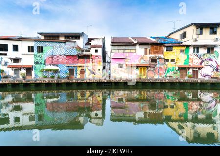 MELAKA, MALAYSIA - 12. Juni 2022: Bunte Häuser am Melaka-Fluss. Die Stadt Melaka ist ein UNESCO-Weltkulturerbe. Stockfoto