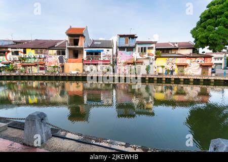 MELAKA, MALAYSIA - 12. Juni 2022: Bunte Häuser am Melaka-Fluss. Die Stadt Melaka ist ein UNESCO-Weltkulturerbe. Stockfoto