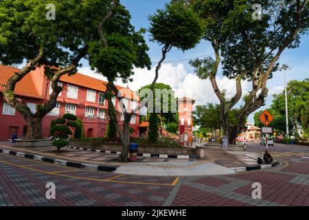 MELAKA, MALAYSIA - 12. Juni 2022: Stadthuys und Uhrenturm auf dem Niederländischen Platz in Melaka. Melaka ist ein UNESCO-Weltkulturerbe. Stockfoto