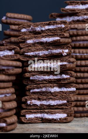 Blätterteig-Schokoladensplitter-Sandwiches mit cremiger Füllung, knusprige frische Kekse mit Kakao und Buttercreme Stockfoto