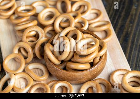 Eine große Menge an traditionellen Snacks rund Cracknel, traditionelle russische gekochte Brot Produkt mit geringer Luftfeuchtigkeit -rund Cracknel Stockfoto