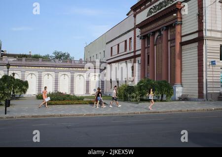 Odessa, Ukraine. 31.. Juli 2022. Die Menschen laufen vor der komplexen 'Wall of Heroes' der Region Odessa. (Foto: Viacheslav Onyshchenko/SOPA Images/Sipa USA) Quelle: SIPA USA/Alamy Live News Stockfoto