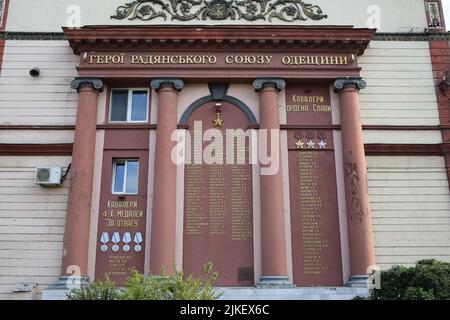 Odessa, Ukraine. 31.. Juli 2022. Blick auf eine Mauer mit den Namen der Helden der Sowjetunion der Region Odessa. (Foto: Viacheslav Onyshchenko/SOPA Images/Sipa USA) Quelle: SIPA USA/Alamy Live News Stockfoto