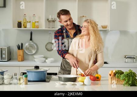 Glücklich reifes Paar in Liebe Kochen Abendessen zusammen in der Küche Stockfoto