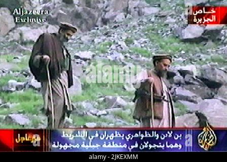 Foto vom 10. September 2003 eines neuen Videos des Al-Qaida-Chefs Oussama Ben Laden, das einen Tag vor dem 11. September auf dem Satellitenkanal Al-Jazeera zum zweiten Jahrestag gezeigt wurde. Das Band zeigt Ben Laden und seine Top-Hilfe Ayman Al-Zawahiri in einem unbestimmten Berggebiet und wurde vermutlich Ende April oder Anfang Mai aufgenommen, so der Fernsehsender. Zawahiri wurde am Sonntag bei einer Terrorismusbekämpfung durch die CIA in der afghanischen Hauptstadt Kabul getötet. Biden sagte, Zawahiri habe „eine Spur von Mord und Gewalt gegen amerikanische Bürger gemeißelt“. „Jetzt hat die Gerechtigkeit Stockfoto