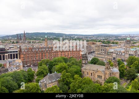 Blick vom Edinburgh Castle auf das West End, das caledonian Hotel, die St. Marks Kathedrale und die St. Cuthberts Kirche, Schottland im Sommer 2022 Stockfoto
