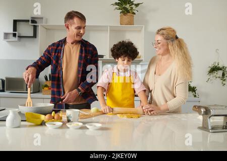 Fröhliche Familie kocht Pasta zu Hause zum ersten Mal Stockfoto