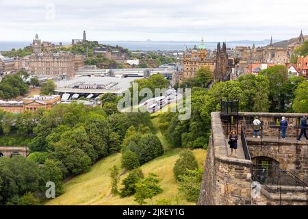 Blick vom Edinburgh Castle auf das Stadtzentrum von edinburgh, balmoral Hotel, Calton Hill, Waverley Bahnhof und alte Gebäude, Schottland, UK Sommer 2022 Stockfoto