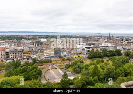 Edinburgh City Centre von Edinburgh Castle an einem Sommertag 2022, Edinburgh Stadtbild und Skyline, Schottland, Großbritannien Stockfoto