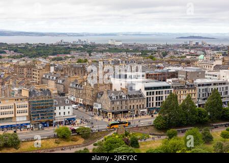 Edinburgh City Centre von Edinburgh Castle an einem Sommertag 2022, Edinburgh Stadtbild und Skyline, Schottland, Großbritannien Stockfoto
