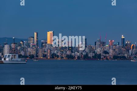 Vancouver BC Canada Skyline bei Nacht. Vancouver ist die drittbevölkerungsreichste Metropolregion und die ethnisch vielfältigsten Städte in Kanada-Juli Stockfoto