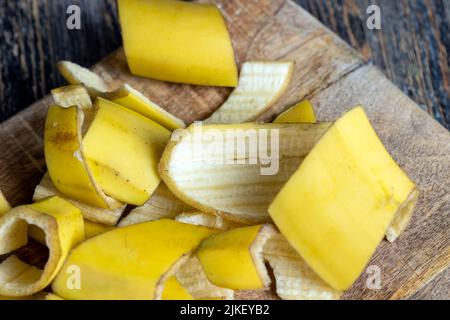 Die gelbe Schale, die nach den Bananen auf dem Brett zurückgelassen wurde, die leere Schale der Bananen, nachdem sie gereinigt wurden, das ist Müll Stockfoto