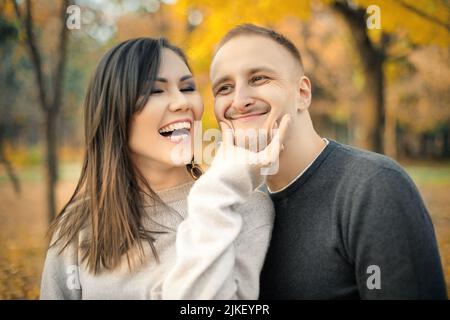 Outdoor-Porträt von interethnischen Paar im Herbst Park Spaß zusammen. Stockfoto