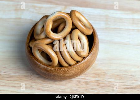 Eine große Menge an traditionellen Snacks rund Cracknel, traditionelle russische gekochte Brot Produkt mit geringer Luftfeuchtigkeit -rund Cracknel Stockfoto