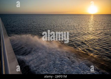 Beeindruckende Sonnenuntergangslandschaft über dem Ozean von einem Schiff in der Bucht zwischen Fraser Island und dem Festland, Australien Stockfoto