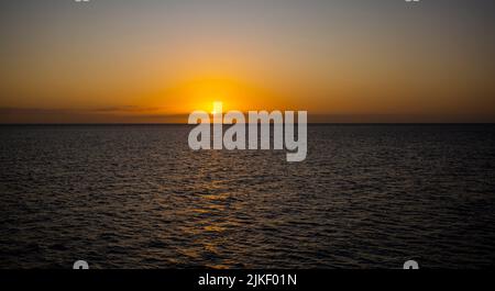 Beeindruckende Sonnenuntergangslandschaft über dem Ozean von der Bucht zwischen Fraser Island und dem Festland, Australien Stockfoto